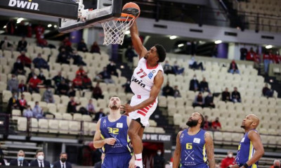 Ολυμπιακός-Λαύριο: Θεαματικό κάρφωμα με ένα χέρι ο ΜακΚίσικ (video)