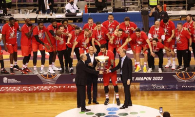 Τελικός Κυπέλλου Ελλάδας: Η απονομή του Κυπέλλου στον Ολυμπιακό (video)