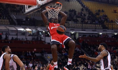 Φαλ: «Δεν έχω υπογράψει νέο συμβόλαιο με τον Ολυμπιακό»