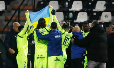 Τρομερή στιγμή στην Τούμπα - Χειροκρότημα σε Τσιγκρίνσκι που πανηγύρισε με τη σημαία της Ουκρανίας