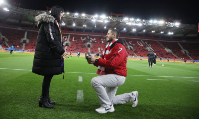 Ολυμπιακός-ΟΦΗ: Πρόταση γάμου στο «Γ. Καραϊσκάκης» πριν τη σέντρα (photos)