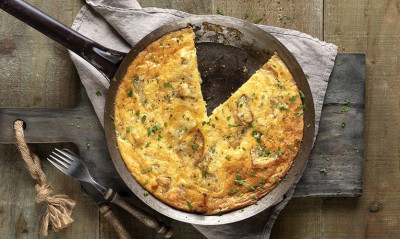 Άκης Πετρετζίκης: Φριτάτα με πατάτες φούρνου