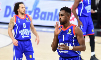 Αναντολού Εφές-Φενέρμπαχτσε 84-79: Με «σφραγίδα» Λάρκιν-Μπομπουά