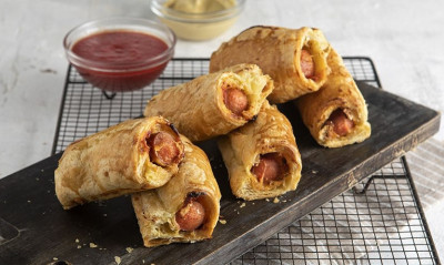 Άκης Πετρετζίκης: Λουκανικοπιτάκια με σφολιάτα