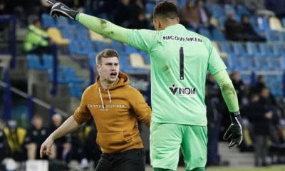 Σκηνές χάους στην Ολλανδία: Μπουκάλι στον γκολκίπερ, εισβολή οπαδού και διακοπή (video)