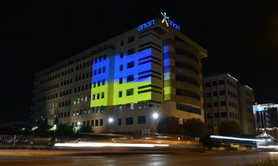 Στα χρώματα της ουκρανικής σημαίας φωτίστηκαν τα κεντρικά γραφεία του ΟΠΑΠ