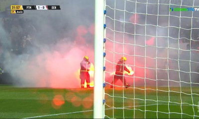 Βροχή από καπνογόνα στην εστία του Βλαχοδήμου και διακοπή στο ματς της Μπενφίκα (video)