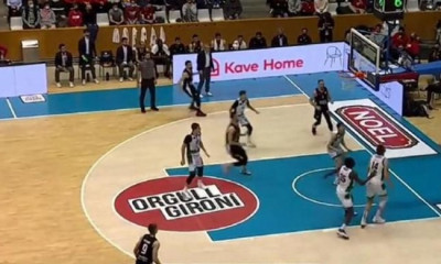 Απίστευτος Μαρκ Γκασόλ! Πέτυχε καλάθι πίσω από την μπασκέτα (video)