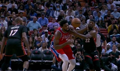 ΝΒΑ: Ο Εμπίντ χαστούκισε τον Τζίμι Μπάτλερ κι έπεσε ο ίδιος στο παρκέ (video)