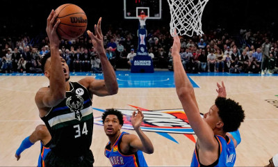 NBA: Ηγέτης Αντετοκούνμπο - Άνετα τους Θάντερ οι Μπακς (photos+video)