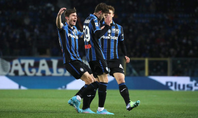 Πόλεμος στην Ουκρανία: Το εκπληκτικό αντιπολεμικό πανό της Αταλάντα (Photos)