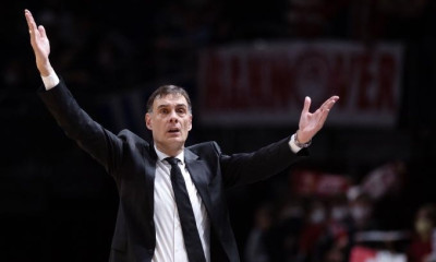 Ολυμπιακός: Έκρηξη Μπαρτζώκα σε τάιμ άουτ - Τα «γαλλικά» και ο έντονος διάλογος με παίκτη (videos)