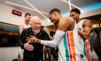 ΝΒΑ: Το πάρτι και το μπουγέλο στα αποδυτήρια των Σπερς για το ιστορικό ρεκόρ Πόποβιτς (video)