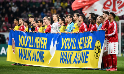 Οπαδοί της Ντόρτμουντ και της Μάιντζ έστειλαν το δικό τους μήνυμα για τον πόλεμο στην Ουκρανία (pic)