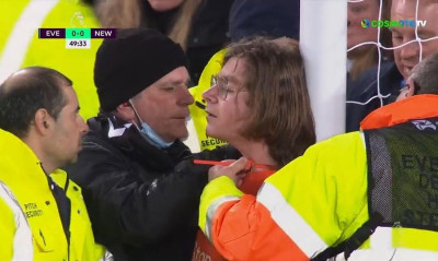 Αδιανόητο σκηνικό στο Έβερτον-Νιούκαστλ: Οπαδός δέθηκε στο δοκάρι! (video)