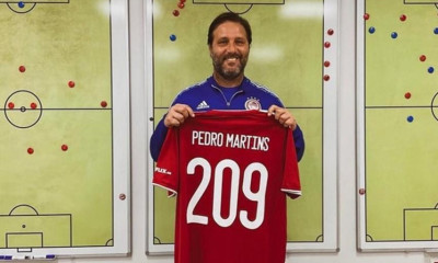 Ολυμπιακός: Γράφει ιστορία και δίνει δώρο φανέλα ο Πέδρο Μαρτίνς