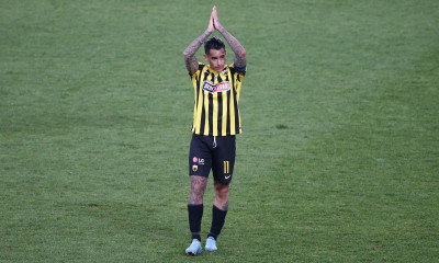 ΑΕΚ: Γιούχα για όλους εκτός από τον Αραούχο (video)