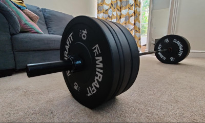 Τρόμος σε γυμναστήριο - Του έριξε 20 κιλά στο κεφάλι και γέμισε αίματα (video)