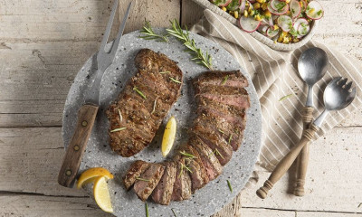 Άκης Πετρετζίκης: Μοσχαρίσια κόντρα με σαλάτα ραπανάκι