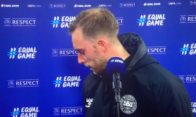 Έρικσεν: Ανεγκέφαλοι του πέταξαν κέρματα την ώρα που έκανε δηλώσεις (video)