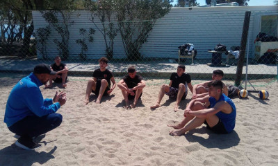 Υπό το βλέμμα του Ομοσπονδιακού τεχνικού, Τίε Σαντάνα το καμπ μπιτς βόλεϊ στη Κω