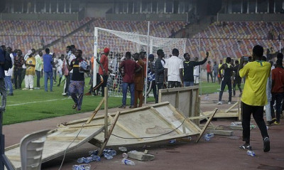 Θρήνος στη Νιγηρία – Νεκρός ο γιατρός του αγώνα μετά την εισβολή οπαδών (Photos)