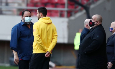 Ολυμπιακός-ΑΕΚ: Ενδιαφέρον από τον Β. Μαρινάκη για την περιπέτεια της οικογένειας του Σάκχοφ