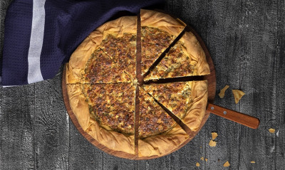 Άκης Πετρετζίκης: Ανοιχτή πρασόπιτα με φέτα και τραχανά