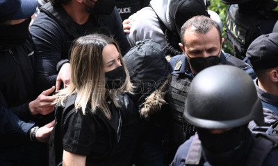 Στα δικαστήρια η Ρούλα Πισπιρίγκου: Ένταση με συγκεντρωμένους - Της φώναξαν «Να σαπίσεις στη φυλακή»