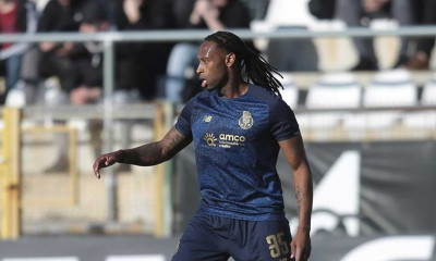 Ξέφυγε και πάλι ο Σεμέδο - Την έπεσε στον διαιτητή και αποβλήθηκε με την Πόρτο Β’ (photos)