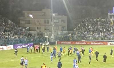 Χάος στην Κύπρο - Τέσσερις κόκκινες ο ΑΠΟΕΛ κόντρα στην Ανόρθωση, κυνήγησαν τον Ουάρντα! (vid+pics)