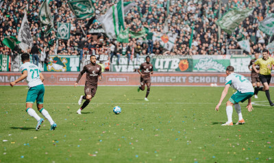 Απόφαση «σκάνδαλο» - Πέρασε την μπάλα με το χέρι κάτω από τα πόδια αντιπάλου αλλά μέτρησε το γκολ