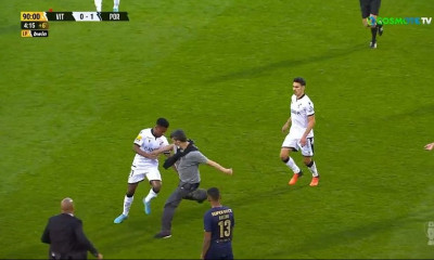 Απίστευτο! Οπαδός μπήκε στο γήπεδο και κλωτσούσε παίκτες στο Γκιμαράες-Πόρτο! (video)