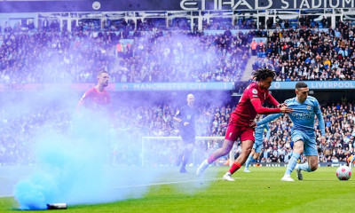 Μάντσεστερ Σίτι-Λίβερπουλ: Κι όμως έπεσε καπνογόνο στον αγωνιστικό χώρο! (video)