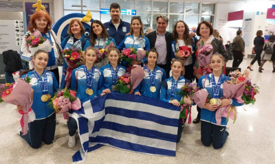 Χαμόγελα υπερηφάνειας στην πανηγυρική υποδοχή για τα «χρυσά» κορίτσια του ανσάμπλ (photos)