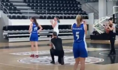 Επική πρόταση γάμου σε αγώνα μπάσκετ - Παίκτρια εκτελούσε βολές και ο διαιτητής έβγαλε το δακτυλίδι