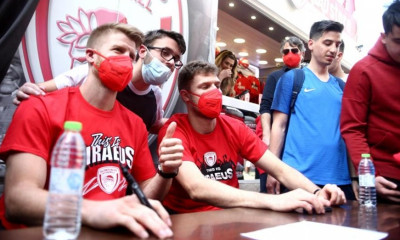 Ολυμπιακός: Αποθέωση για Βεζένκοφ και Ουόκαπ στον Πειραιά