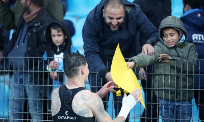 ΠΑΣ Γιάννινα-ΑΕΚ: Η ωραία κίνηση του Τσούμπερ σε νεαρό οπαδό - «Δεν πρέπει να χαλαρώνουμε» (photos)