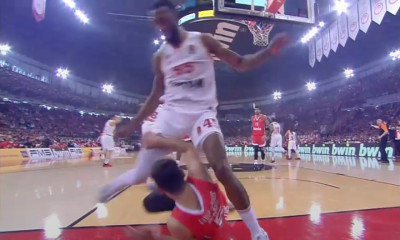 Ολυμπιακός-Μονακό: Επίθεση Λαρεντζάκη σε Χολ - Κάρφωσε και πέρασε από πάνω του (video)