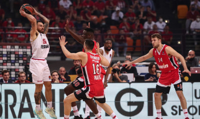 Ολυμπιακός-Μονακό: «Όργια» από Τζέιμς στο τρίτο δεκάλεπτο - Πέτυχε 16 πόντους (video)