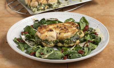 Άκης Πετρετζίκης: Γεμιστό στήθος κοτόπουλου με σπανάκι και τυρί κρέμα