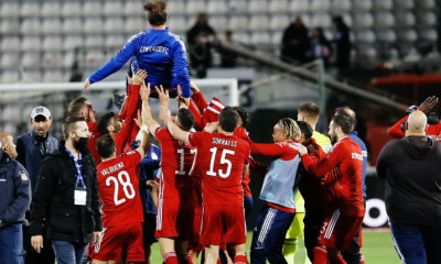 Ολυμπιακός: Σήκωσαν στα χέρια τον Μαρτίνς -  Ξέσπασμα με κούπα και σαμπάνιες στην Τούμπα