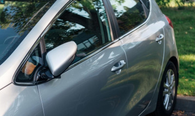 Άνοιξε την πόρτα και άρχισε να τρέχει - Δε θα πιστεύετε τι είδε μέσα στο αμάξι