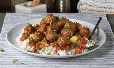 Άκης Πετρετζίκης: Κεφτεδάκια από πλιγούρι με κόκκινη σάλτσα