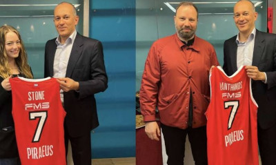 Ολυμπιακός: Οι Αγγελόπουλοι έδωσαν φανέλα σε Στόουν και Λάνθιμο