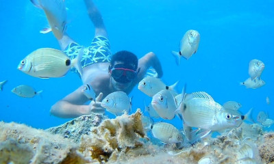 Απρόσεχτος σύζυγος έχασε τη βέρα του σε βουτιά και δύτης βρήκε ψάρι να τη φοράει! (photos)
