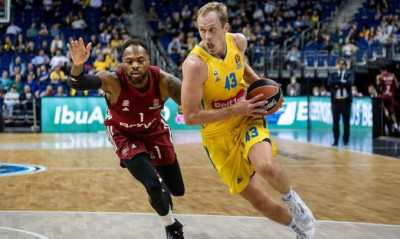 Στην κορυφή η Άλμπα έσπασε το… ρόδι με την Μπάγερν