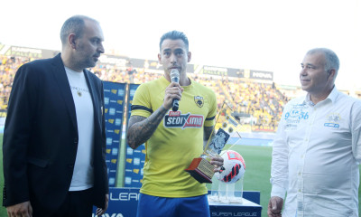 Άρης-ΑΕΚ: Αποθέωση Αραούχο στο «Κλ. Βικελίδης» - Βραβεύτηκε για την αφιέρωση στον Άλκη