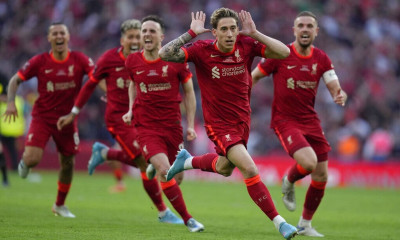 Κώστας Τσιμίκας: Ήρωας της Λίβερπουλ ο Greek Scouser - Η απονομή, η αποθέωση και το πείραγμα (vids)