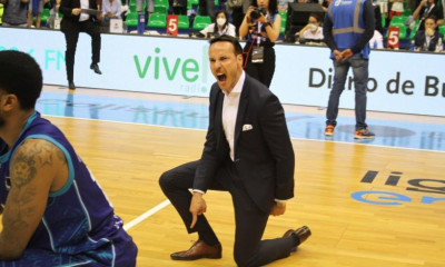 Απίστευτο! Πρόεδρος ομάδας ανάγκασε τους παίκτες να γονατίσουν μετά τον υποβιβασμό (video)